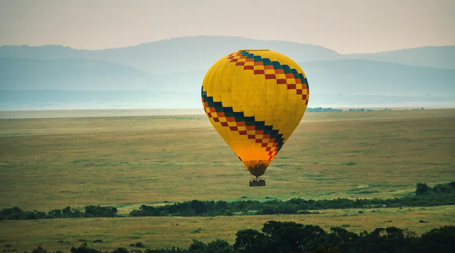 Heißluftballon über der Masai Mara – Sinnbild für Hoffnung und Loslassen im Kinderwunsch